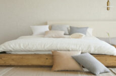 cama hecha y ordenada de colores claros