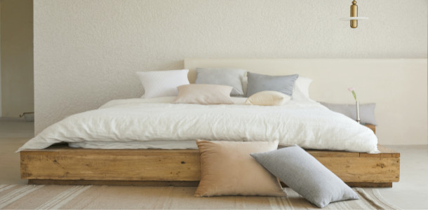 cama hecha y ordenada de colores claros